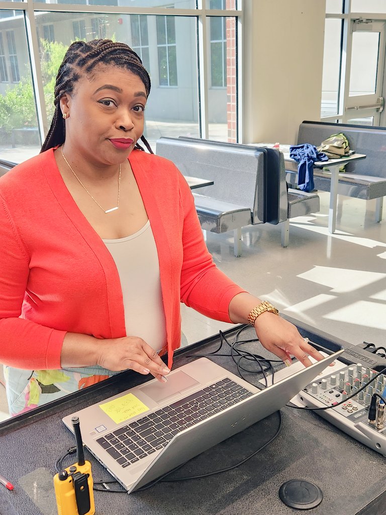 LaKiaLeo78's tweet photo. I'm also a DJ 🤣😂😂 #anothertitle #maritimebrunch #multitalented #ilovemyjob @Principal_Reyna @AustinMustangs https://t.co/M2EftL9tvs