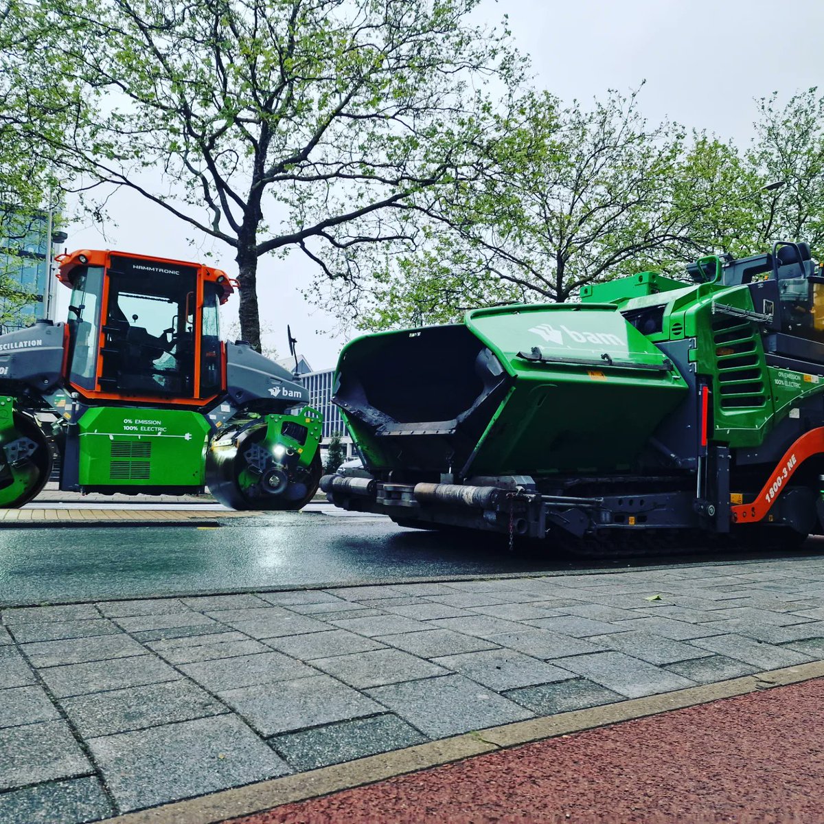 NewElectric's tweet photo. Vol trots op het werk met BAM Infra. Eerste meters in Amsterdam en Nunspeet met onze vernieuwde ⚡️ New Electric  Vögele 1800e en de HAMM DV-70e

Full ⚡️ Power
DV-70e / 90kW &amp; 330Nm piek
1800e / 180kW &amp; 660Nm piek

Big ⚡️ Battery
DV-70e / 220kWh
1800e / 500kWh https://t.co/7QAH1WACTE