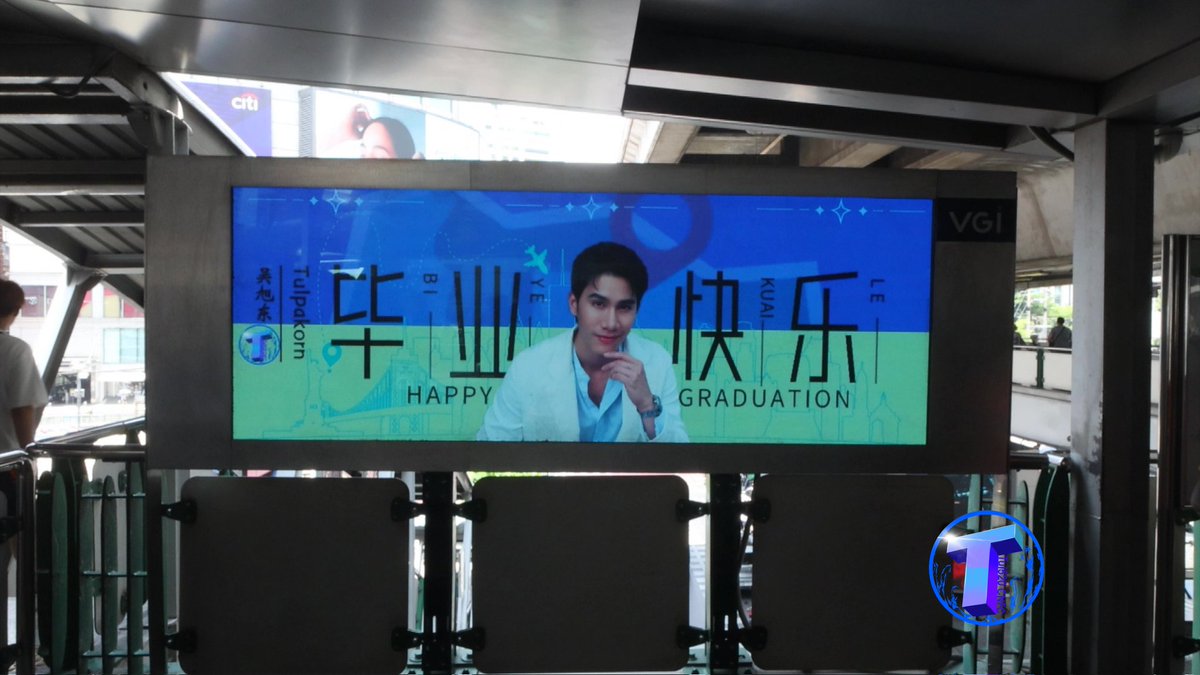 Tul520_CNFC's tweet photo. 🎉Happy graduation to Tul 🎓
BTS E-Poster Horizontal Screen (3 站4屏同时投放）
小站应援返图，ASOK 站 🌸🌸🌸
时间：5.17~5.23
#Tul_Pakorn
#CongratsTyler_Tul https://t.co/2aoSgrx5Oq