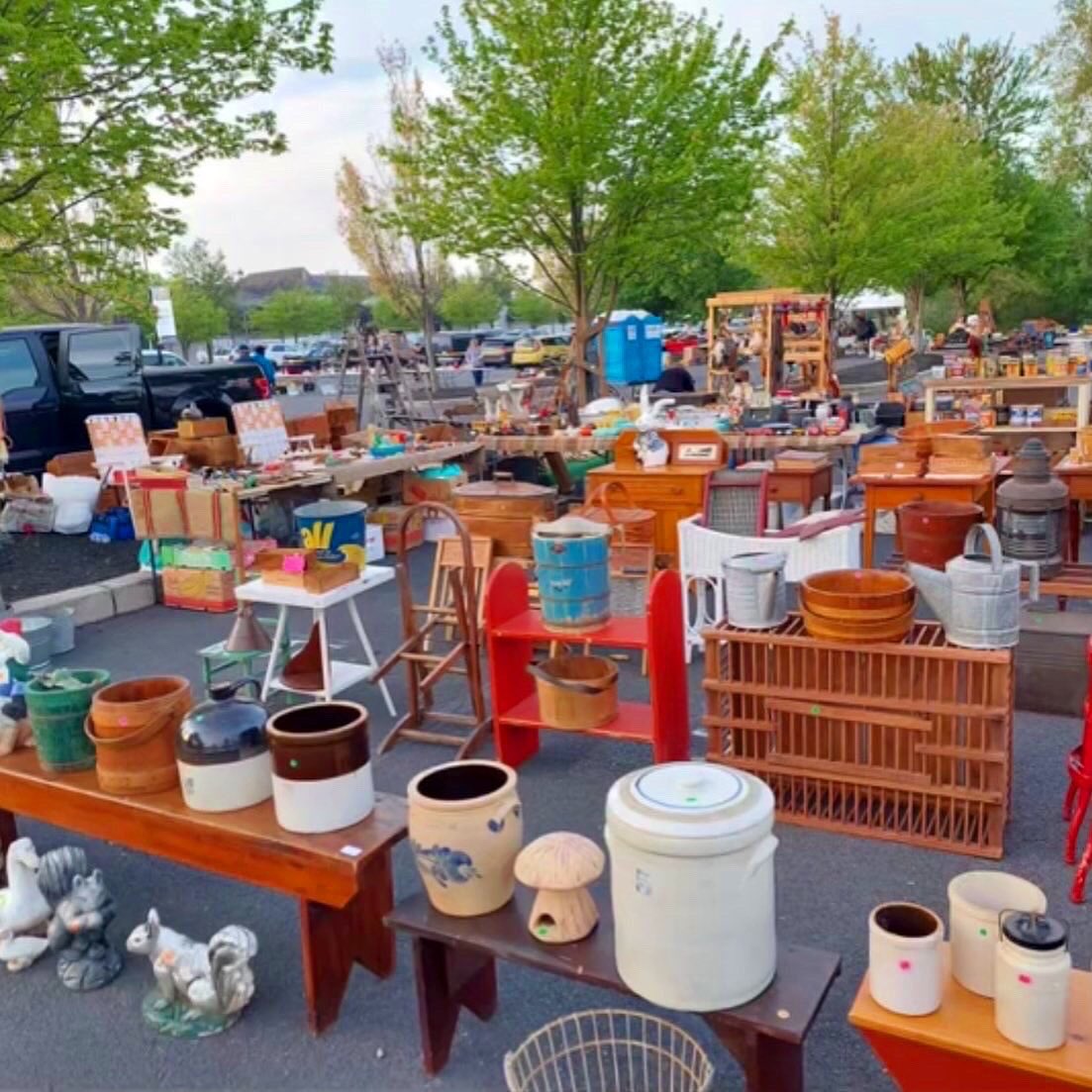 REBEL’S ROOST, THE BEST MONTHLY #ANTIQUE &amp; #VINTAGE OUTDOOR MARKET IN THE AREA, RETURNS MAY 20TH!

ENJOY TREASURE HUNTING 8AM-2PM, PLUS GREAT #RESTAURANTS &amp; OUTLET #SHOPPING IN ONE LOCATION! 

#gettysburgoutlets #gettysburg #antiqueshow #vintagemarket #outlets #fun #memorabilia