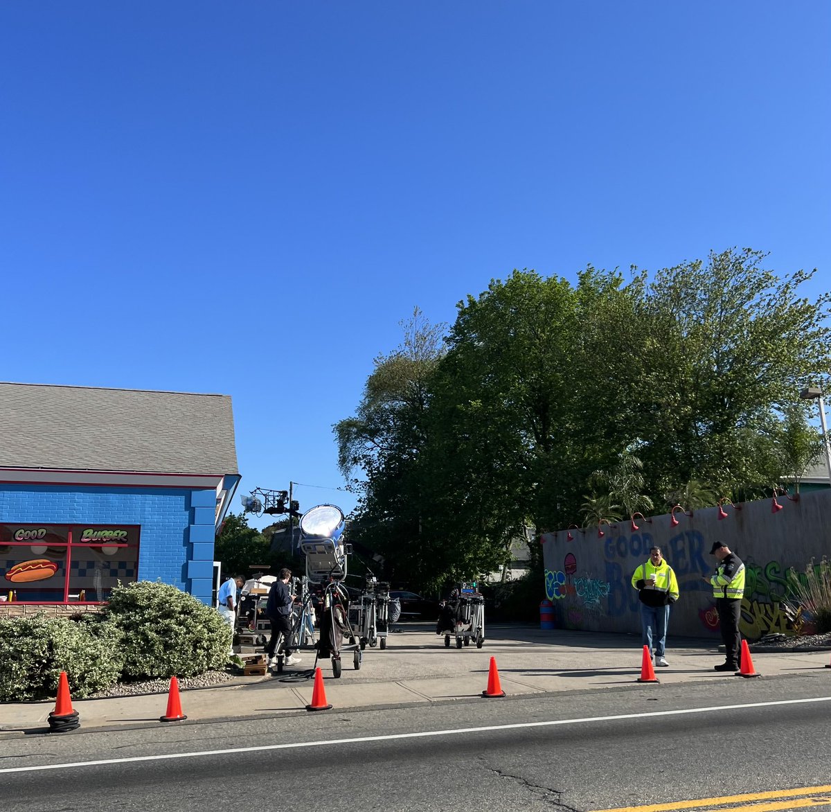 WhatsgoingonRI's tweet photo. 🎥 Filming just started this morning for ‘Good Burger 2’, a sneak peek of the movie set located at the old Friendly’s on Mineral Spring Ave. in #NorthProvidence, R.I. 

#GoodBurger2 #RhodeIslandMovies  
#RhodeIsland 
#WelcometoGoodBurger 
#KenanThompson
#KelMitchell
#Nickelodeon https://t.co/XH6jkQDdEY