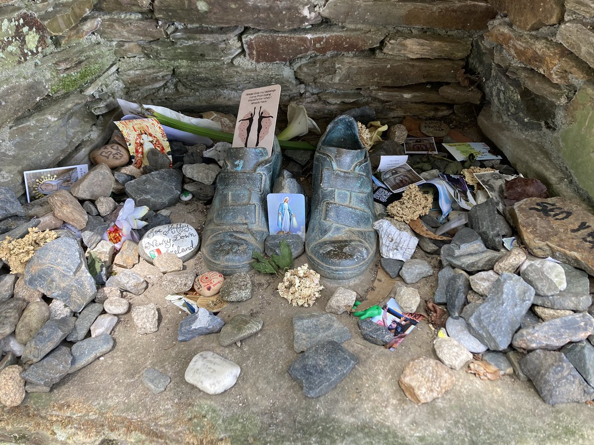 All along the #CaminodeSantiago there are poignant memorials to those who have died on their journey. At #Salceda, bronze sandals awaiting the feet which will never return of a pilgrim who died just one day from Santiago de Compostela….