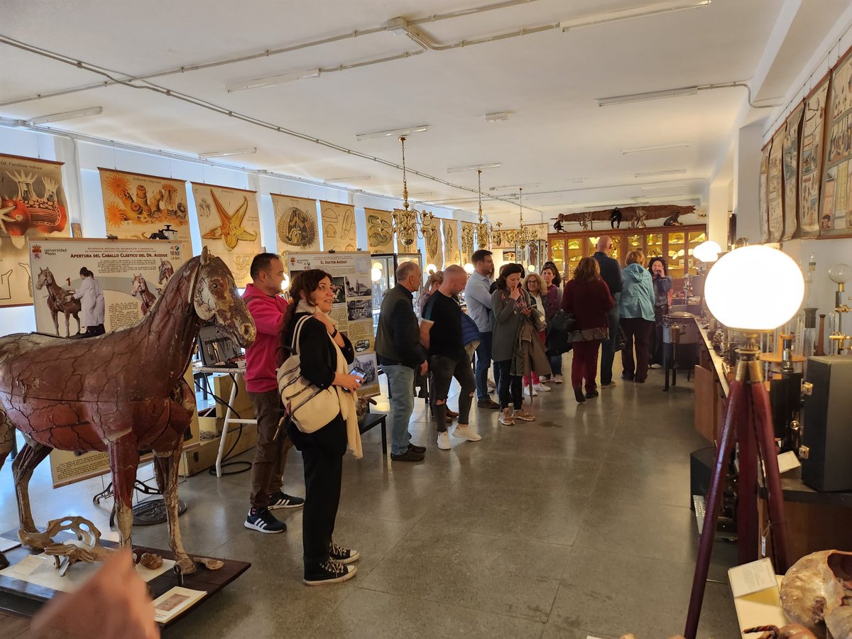 SOCIALESCFIELE1's tweet photo. 17 de mayo, maratoniana preparación del Día Mundial de los Museos con nuestro curso del @CFIEdeLeon, en el Museo de las Colecciones de la ULE y en el Museo de la Emigración Leonesa @MelMuseo.
@SOCIALESCFIELE1
#FormacionCyL https://t.co/0ErkhPyfXM