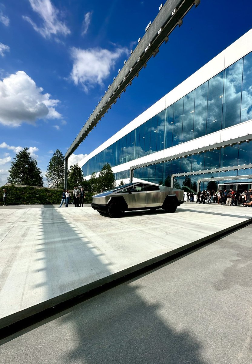 Virtualarry333's tweet photo. A view looking up! @JoeTegtmeyer @Tesla Architecture @woodhaus2 https://t.co/305NS8J3xx
