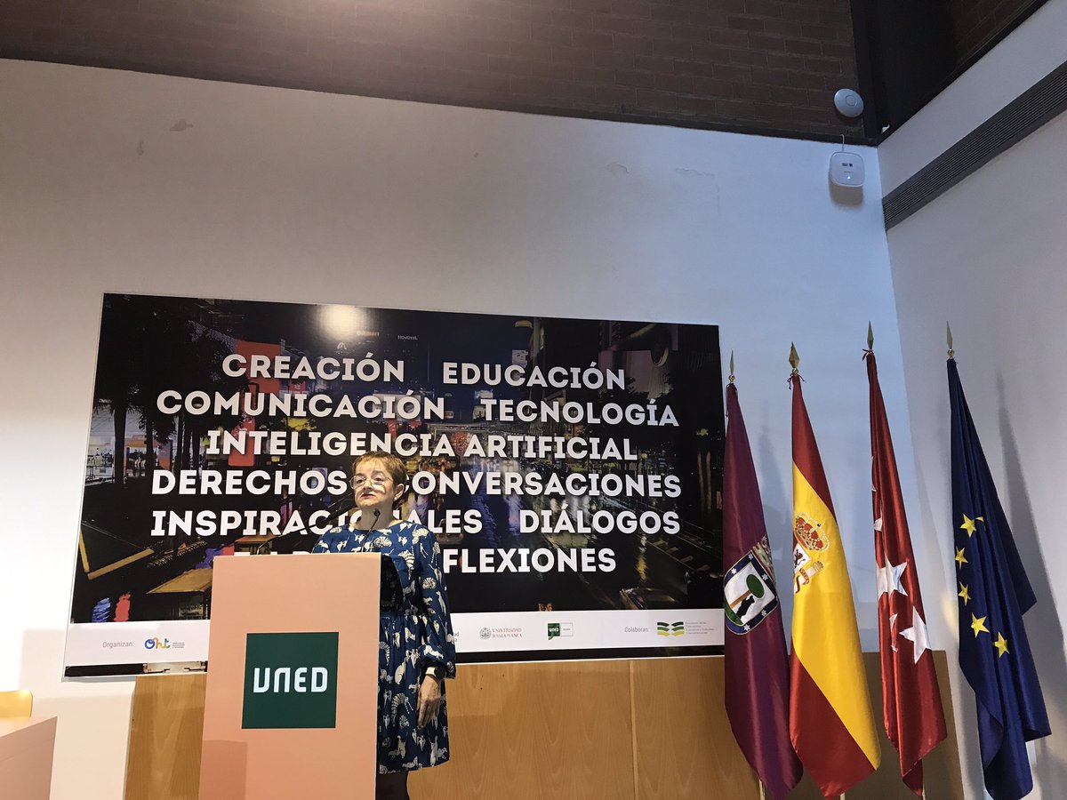 #OHT2023  la #profesora <a href="/MacarenaEstevez/">Macarena Estevez</a> de <a href="/urjc/">URJC</a> nos habla de #MáquinasAmigas <a href="/UNED/">UNED</a> <a href="/La_SER/">Cadena SER</a> <a href="/PRISA/">PRISA</a> <a href="/UNEDMadrid/">UNED Madrid</a> 
Sigue en directo la IV Jornada: Un mundo de fusión digital
🔗 Enlace al acto: buff.ly/42lasGg
<a href="/EducacionUNED/">Facultad de Educación de la UNED</a> <a href="/SMEMIU_UNED/">SMEMIU</a>