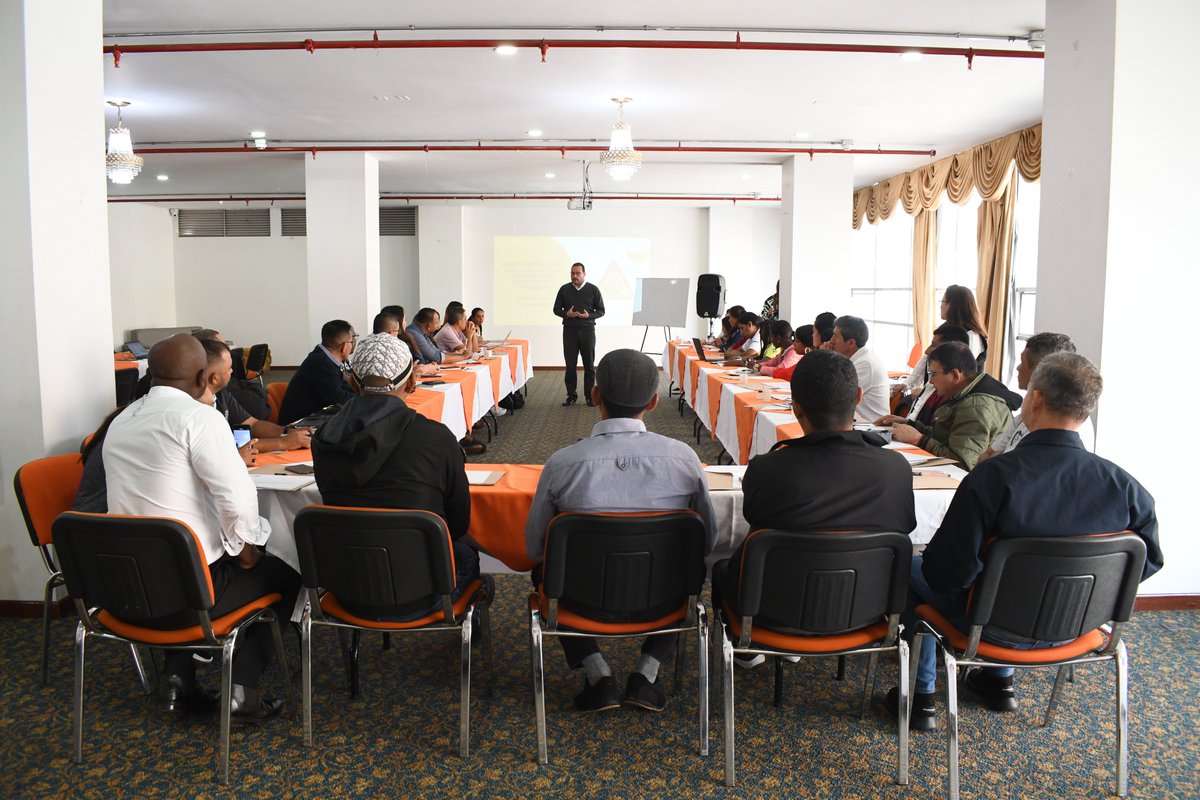 Hiller Hernández director de la #ENS instala el Encuentro sobre salud mental y emocional en el contexto laboral: ¿vivir para trabajar o trabajar para vivir?