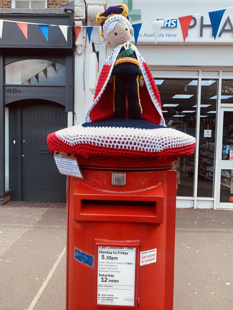 How to explain #postboxtoppers to Croatian friends…? In the #UK, we knit hats for Postboxes.. or at least the lucky ones.. #Britishculture #coronation