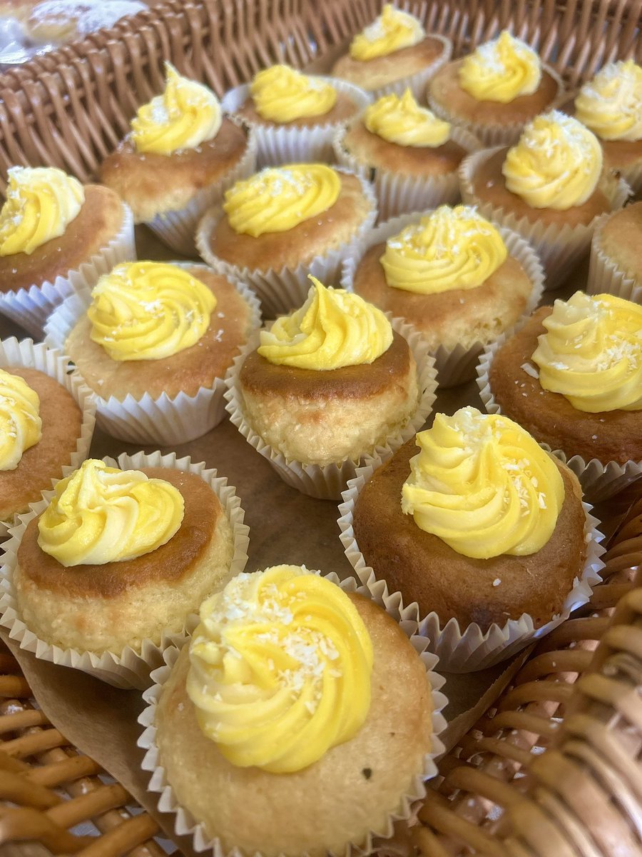 The #sun has got his hat on ☀️ this week <a href="/FirthParkAcad/">Lift Firth Park</a> so we treated our #pupils to Coconut &amp; Pineapple #cupcakes 🧁🍍 <a href="/_HutchisonCater/">Hutchison Catering</a> #academy #sheffieldschools #caterer #education