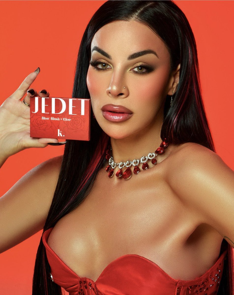 __caicedo__'s tweet photo. Corset body red @__caicedo__ https://t.co/cvyySqTVf9