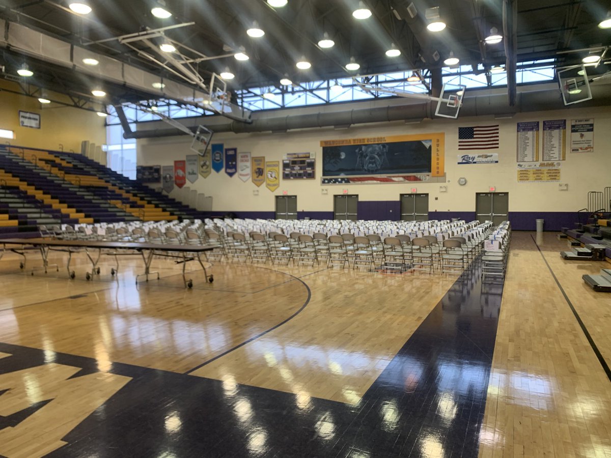 It's beginning to look a lot like Graduation! ⁦@BulldogLife_WHS⁩