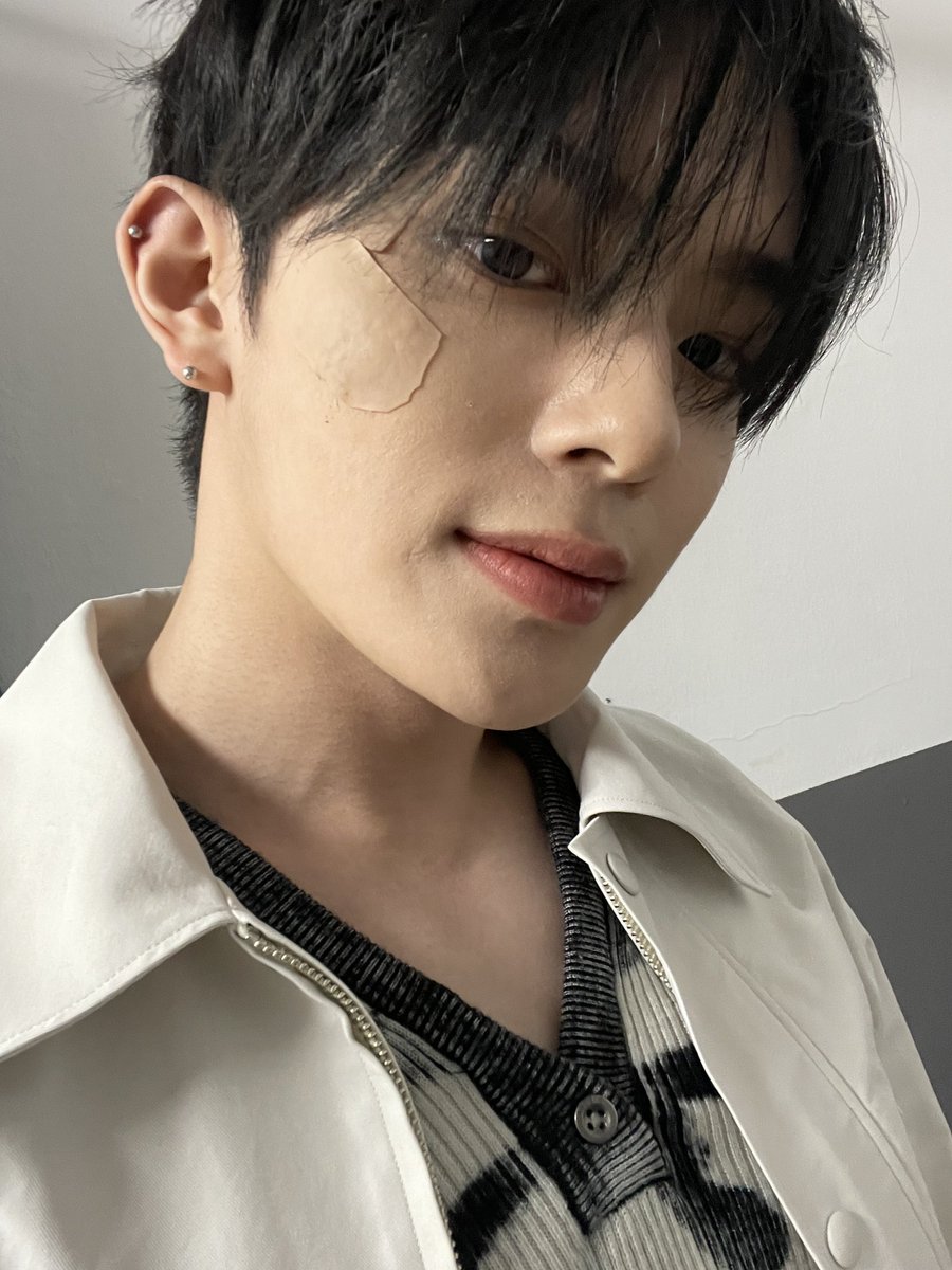 by_verivery's tweet photo. [#강민]

베리베리 컴백 무대 어땠어요?
베러들 내일도 화이팅해서 부셔볼까~

#베리베리 #베러 #레쭈고 https://t.co/EKcLTBQ1Ms