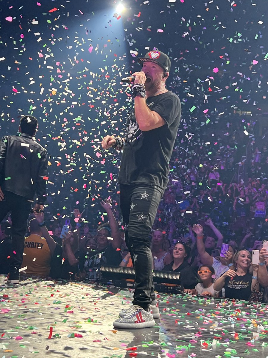 Happy Birthday @kbomiz0518!! 🎉🎂❤️ I hope your year is full of @DonnieWahlberg confetti moments like this! Love you! 😘