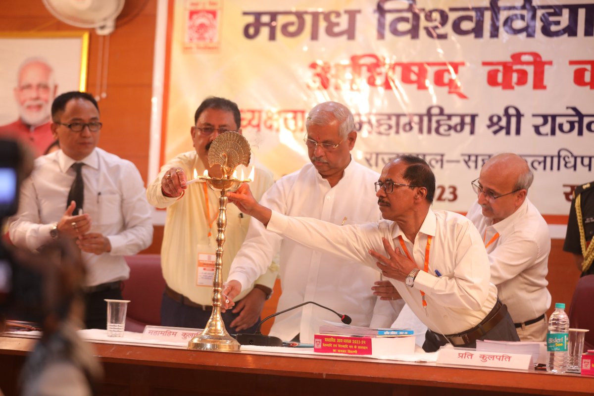 magadhuniversi1's tweet photo. 1/7
महामहिम राज्यपाल-सह-कुलाधिपति श्री राजेन्द्र विश्वनाथ आर्लेकर ने मगध विश्वविद्यालय के अधिषद बैठक की अध्यक्षता की।
@GovernorBihar https://t.co/PkpAHBgkjt