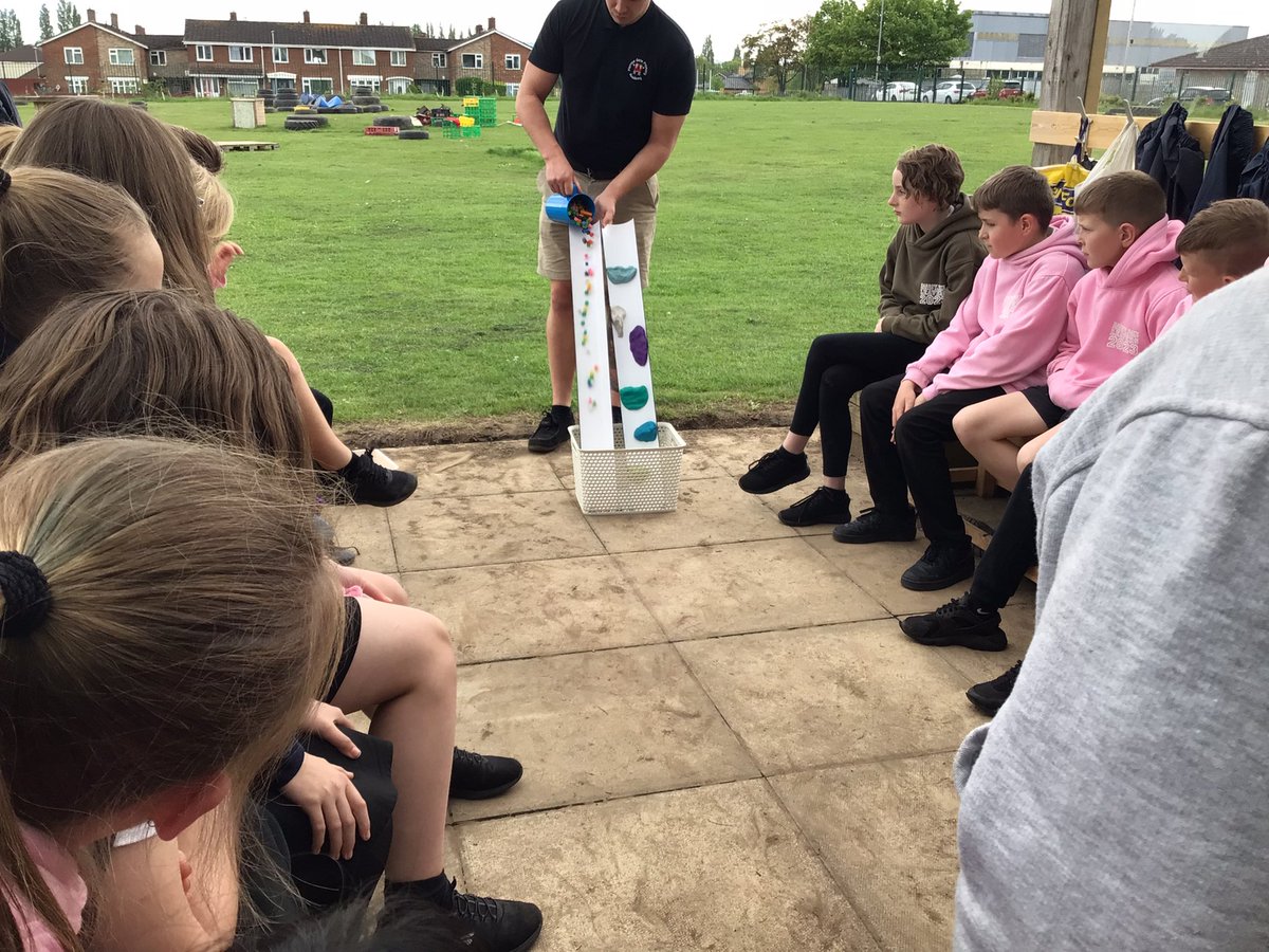 HGPAMrDawson's tweet photo. 6VD have been investigating the effects of cholesterol on our blood vessels and how we can prevent the effects off high cholesterol 🍫🍩🍔 #harrowgateacademy #harrowgatestem #harrowgatescience https://t.co/wO9ZaBfUmF
