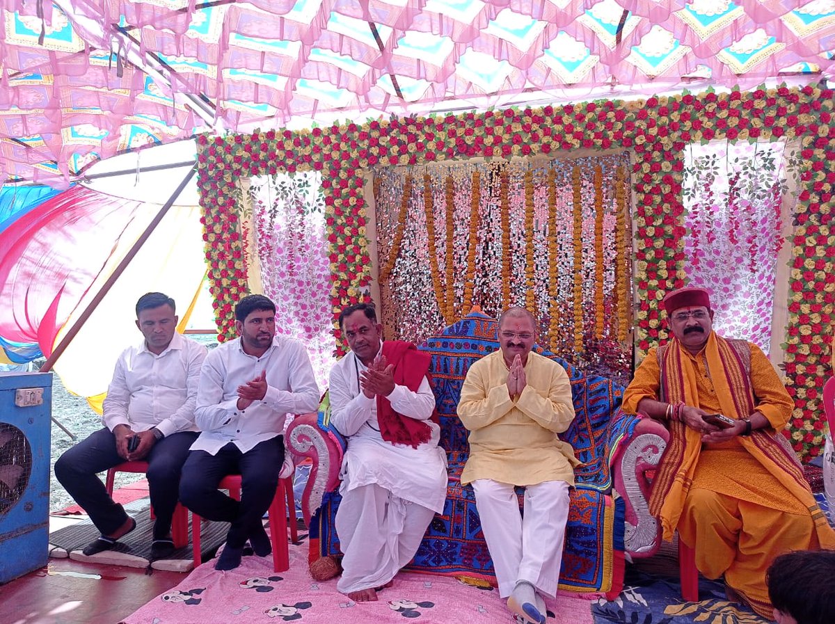 santoshpandey44's tweet photo. आज कबीरधाम जिले के ग्राम इंदौरी के पास गुजरात के कच्छ से रबारी समाज के कार्यक्रम में शामिल हुआ। इस अवसर पर रबारी समाज के गुरु संत राम बालकदास जी से सौजन्य भेंट किया और सफल कार्यक्रम के आयोजन हेतु समाजजनों को बधाई व शुभकामनाएं दी। https://t.co/XKFJWfqKHR