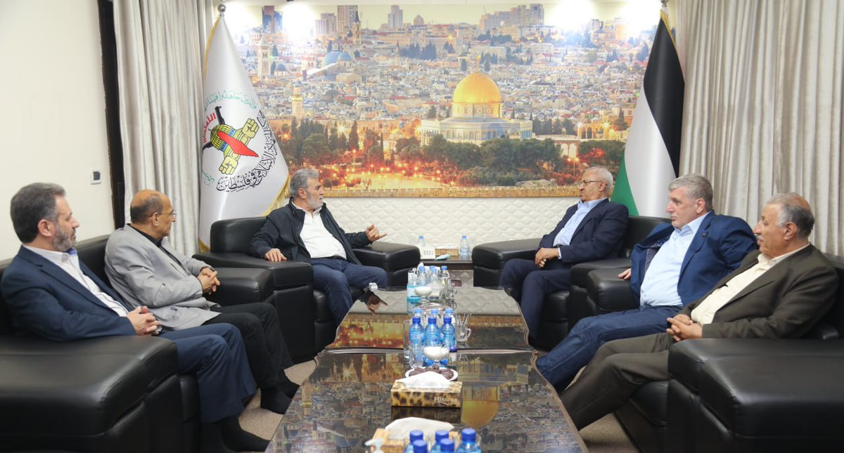 اليوم.. جانب من لقاء وفد الجبهة مع الاخ الغالي ابو طارق . نعم للبندقية المقاومة❣️🇵🇸