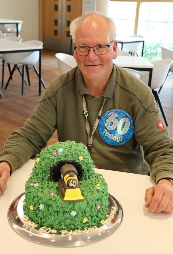 Many happy returns today to Grounds Assistant Andrew for his 60th Birthday, but also for an incredible 42 years working here at Pipers. 

A celebration well-deserved for so many years of service to the School. Thank you Andrew! 🎉