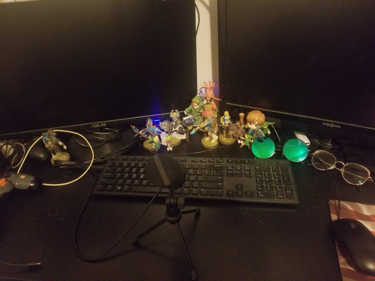 Cutiebus_Tarte's tweet image. So sorry I didn&apos;t end up going live yesturday! Swapping out our vanity set for the computer took much longer than expected! #vtuber #vtubersetup