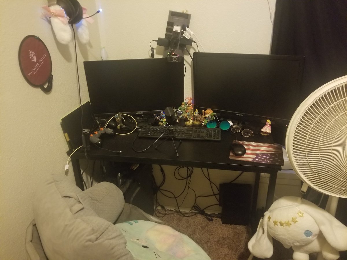 Cutiebus_Tarte's tweet image. So sorry I didn&apos;t end up going live yesturday! Swapping out our vanity set for the computer took much longer than expected! #vtuber #vtubersetup