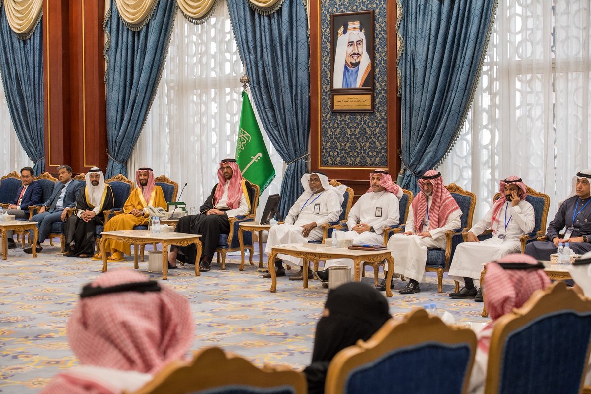 imarat_almadina's tweet photo. سمو نائب أمير منطقة #المدينة_المنورة #سعود_بن_خالد_الفيصل، يُكرّم خريجي البرنامج المتقدم لتطوير المهارات القيادية والإدارية بنسخته الرابعة عشر، الذي نظمه معهد المدينة، والبالغ عددهم 52 خريجاً يمثلون قيادات القطاعات من داخل المملكة وخارجها. https://t.co/BDWwB3CNdY