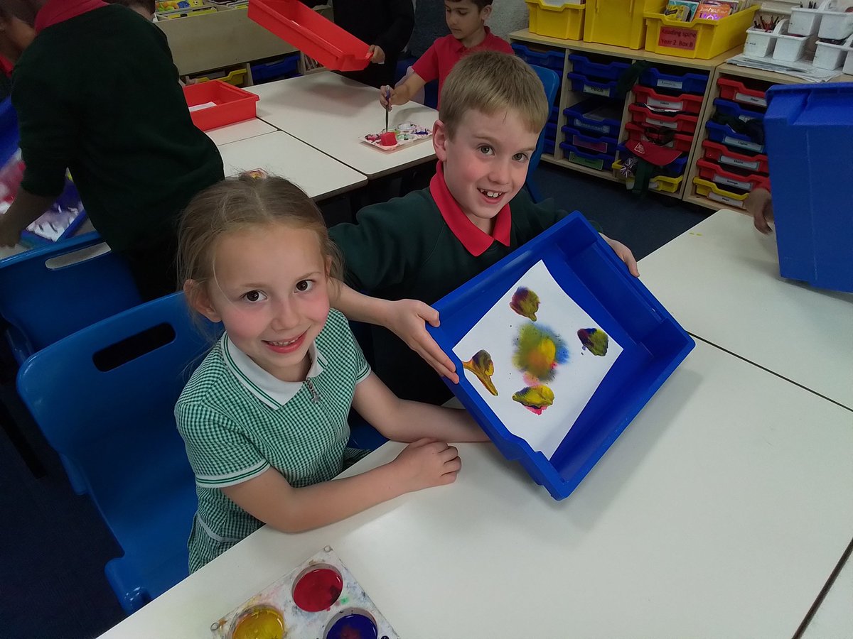 MullanMrs's tweet photo. We loved our colour magic lesson today! @_MissHanif https://t.co/ylEvky9KAG