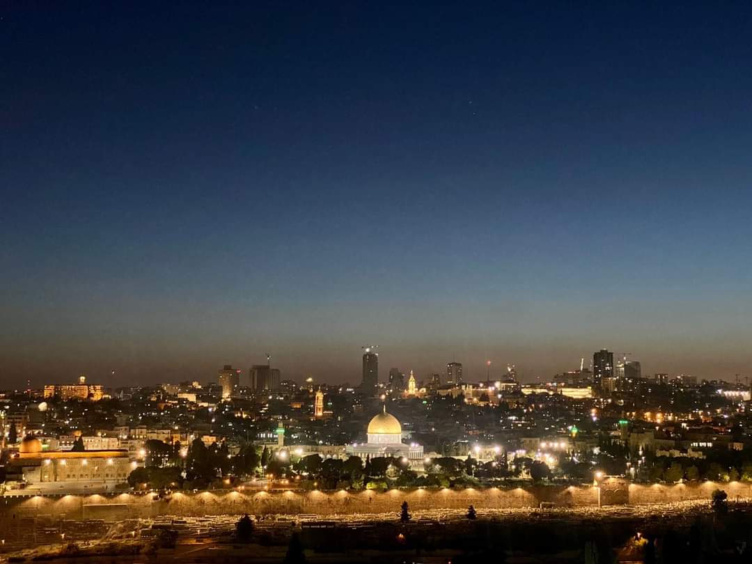 nocampojr's tweet photo. 1/2

- FELIZ DÍA DE JERUSALÉN -

Ah, Jerusalén, Jerusalén, si llegara yo a olvidarte, ¡que la mano derecha se me seque! Si de ti no me acordara, ni te pusiera por encima de mi propia alegría, ¡que la lengua se me pegue al paladar!

Salmo 137:5-6 NVI https://t.co/uz2l2Ukmi9