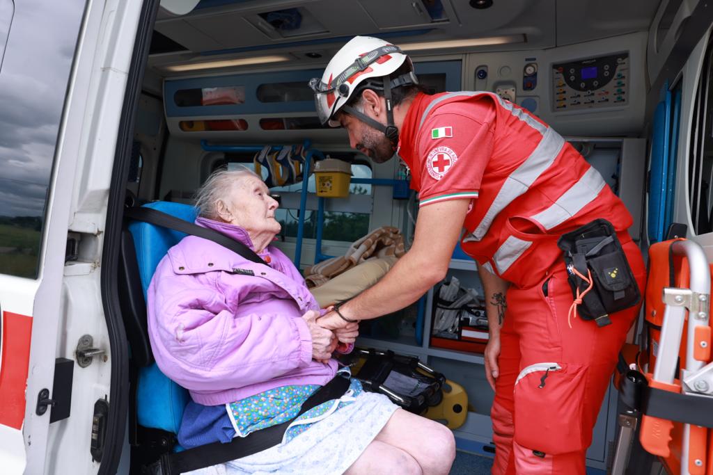 crocerossa's tweet photo. 🔴 #AlluvioneEmiliaRomagna. A Faenza quasi duemila persone sono state costrette ad abbandonare le proprie case. I nostri volontari sono impegnati da ore nelle operazioni di evacuazione e assistenza alla popolazione in supporto ai @vigilidelfuoco. 
❤️Dona👉 https://t.co/xNIiUbkurJ https://t.co/SL2R3yL9ad