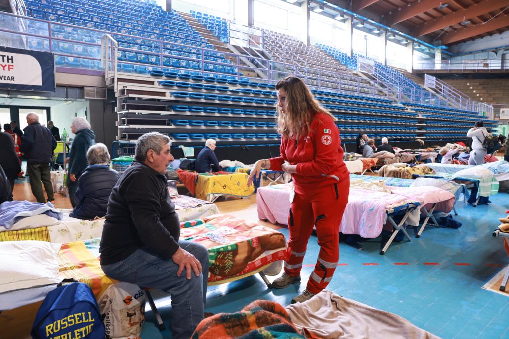 🔴 #AlluvioneEmiliaRomagna. A Faenza quasi duemila persone sono state costrette ad abbandonare le proprie case. I nostri volontari sono impegnati da ore nelle operazioni di evacuazione e assistenza alla popolazione in supporto ai <a href="/vigilidelfuoco/">Vigili del Fuoco</a>. 
❤️Dona👉 dona.cri.it/alluvione-emil…
