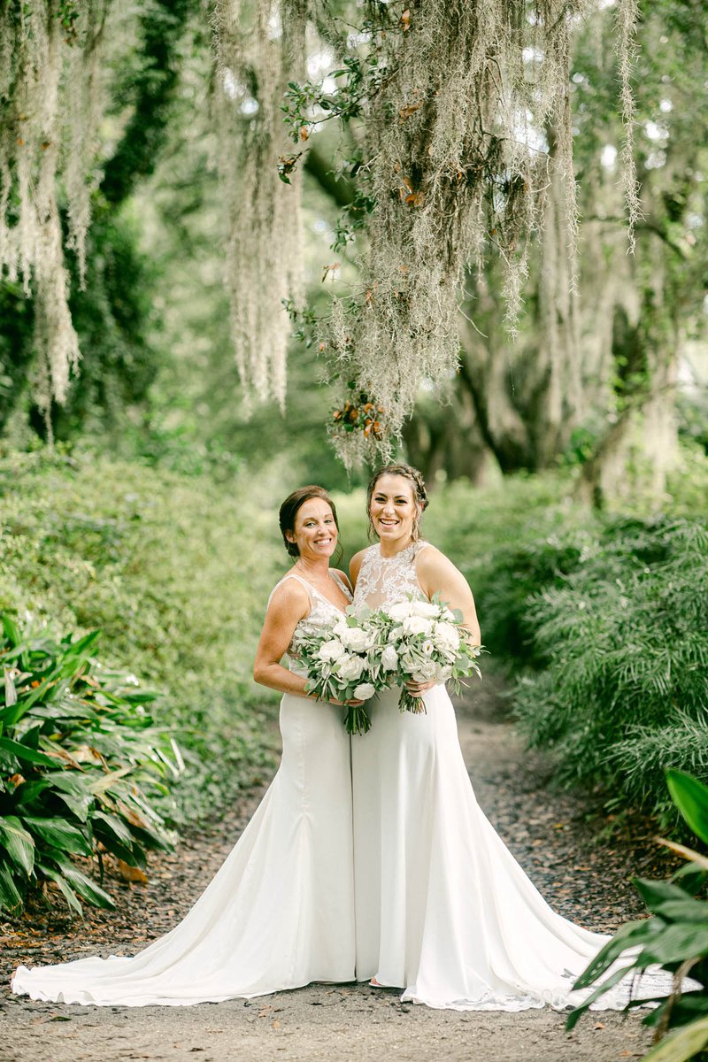 equallywed's tweet photo. From a @tinder match to a summer wedding 💘

✨Read their love story and get the details on this gorgeous wedding at https://t.co/0EpTbRaMez

📸: Sara Boyd Photography https://t.co/Q0mpw3GIvx