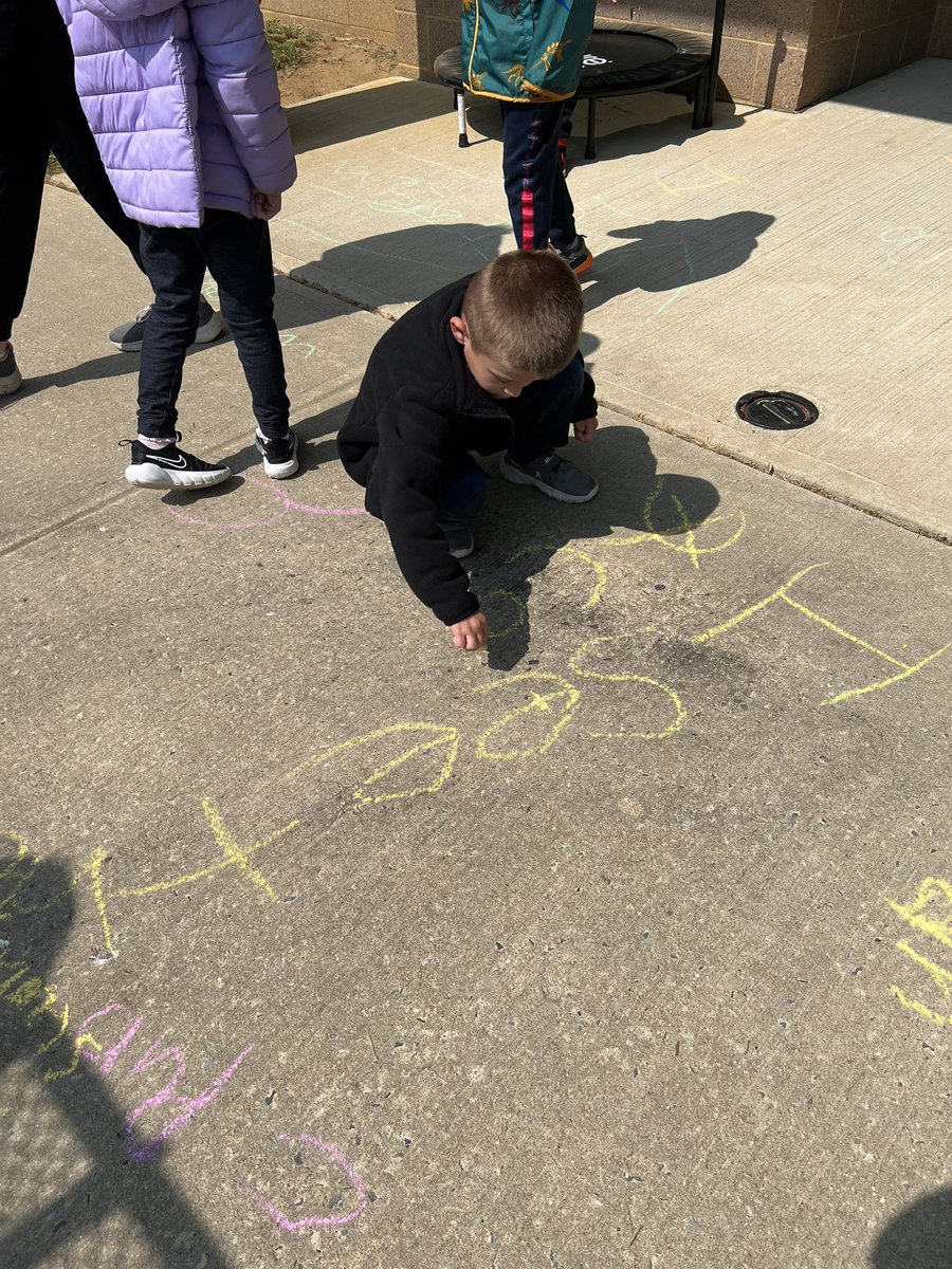 More ways to celebrate #OutdoorClassroomDay <a href="/MTPSNJ/">Marlboro Twp Schools</a>! Idea sponsored by James from Mrs. Cotter’s kindergarten class: Sight Word Hopscotch!! @abbott_elc