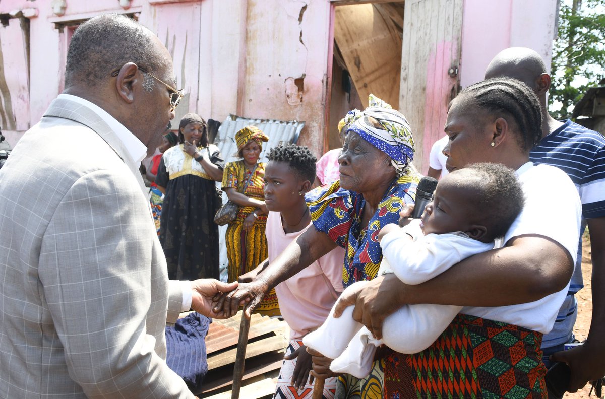 PresidenceGA's tweet photo. Suite aux violentes intempéries du 15 mai 2023, le @PresidentABO a fait le déplacement ce jeudi 18 mai 2023 jusqu'à #Franceville afin de soutenir et d'aider les populations fortement impactées par ce sinistre.

Plus de photos sur notre compte Flickr : https://t.co/4OhB1P2fwd https://t.co/zFOSMNEzJk