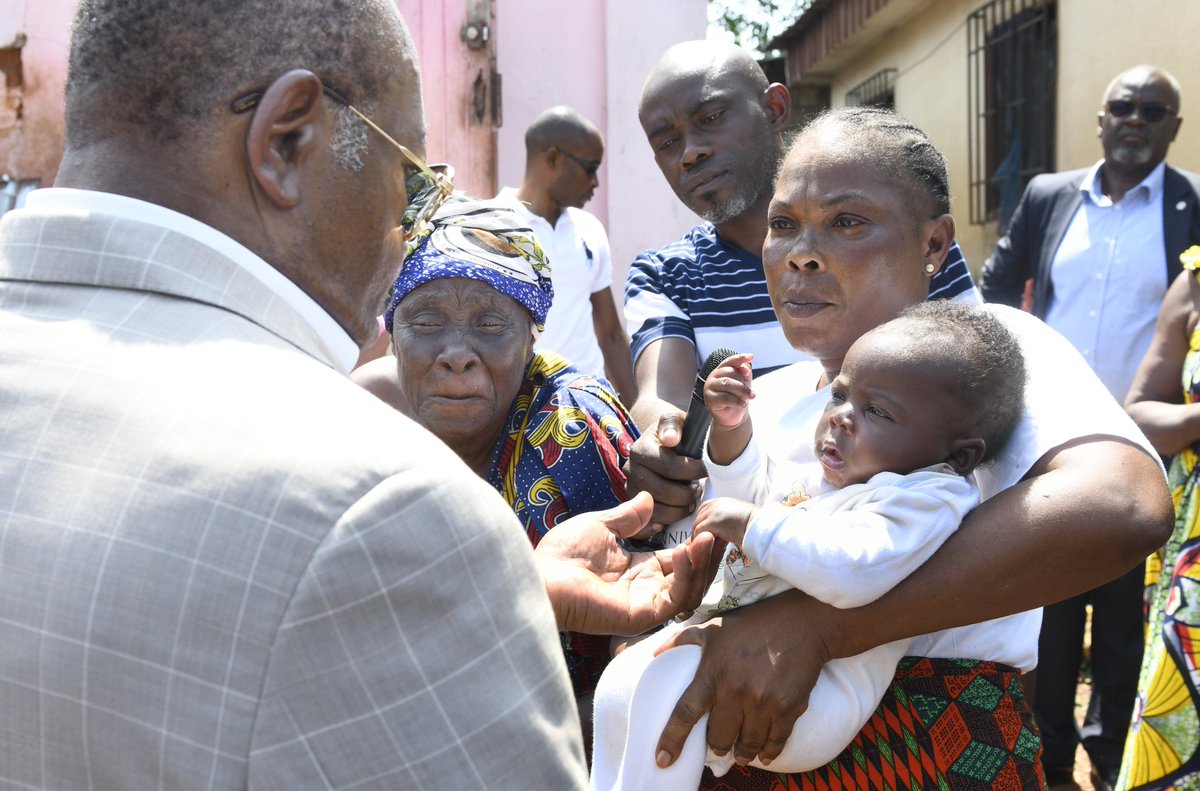 PresidenceGA's tweet photo. Suite aux violentes intempéries du 15 mai 2023, le @PresidentABO a fait le déplacement ce jeudi 18 mai 2023 jusqu'à #Franceville afin de soutenir et d'aider les populations fortement impactées par ce sinistre.

Plus de photos sur notre compte Flickr : https://t.co/4OhB1P2fwd https://t.co/zFOSMNEzJk