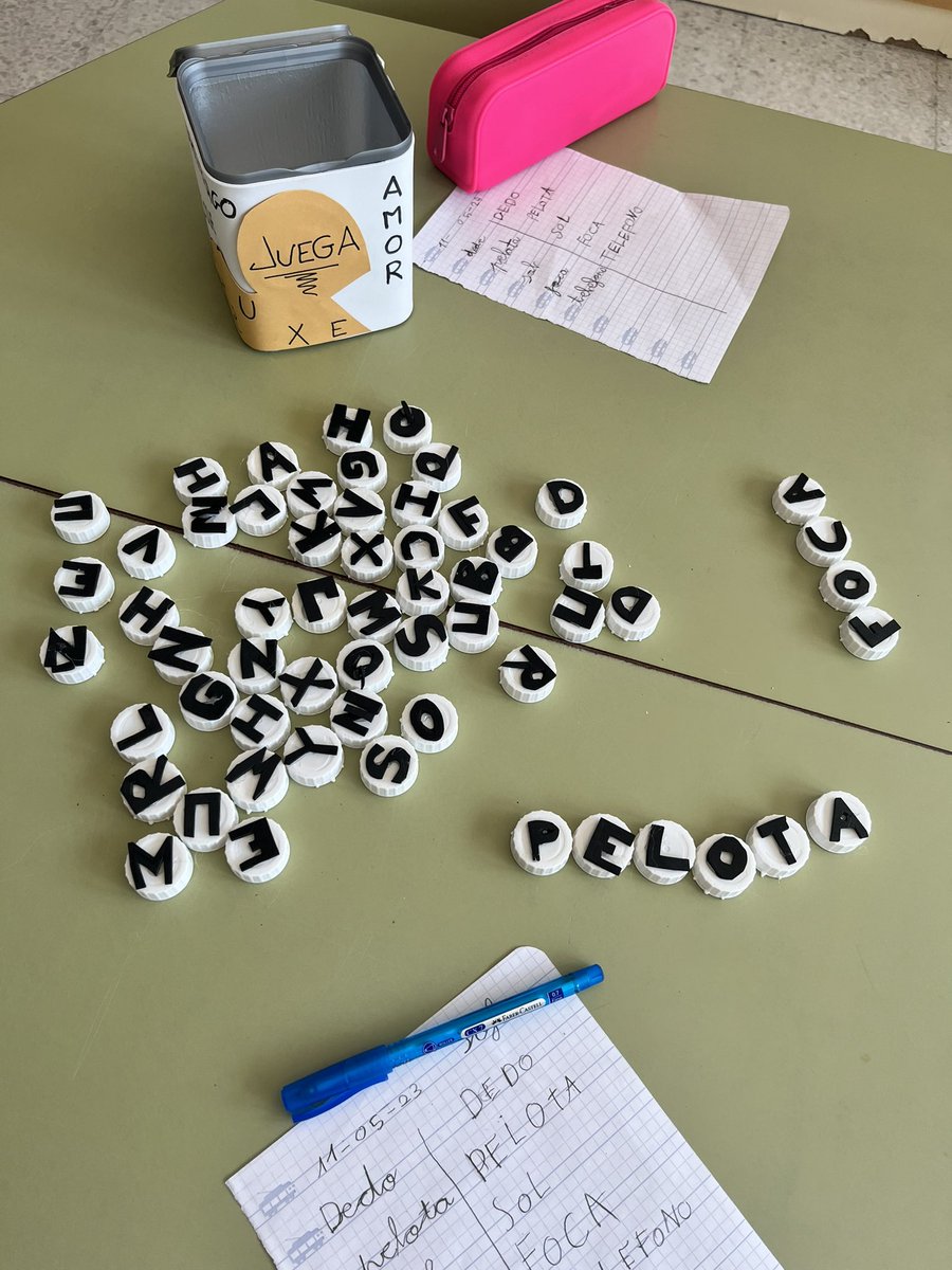 Creamos juegos con material reciclado. Solo necesitamos trocitos sobrantes de goma eva, tapones de tetrabricks de leche y una caja de pastillas de detergente.#jugandoseaprendemejor