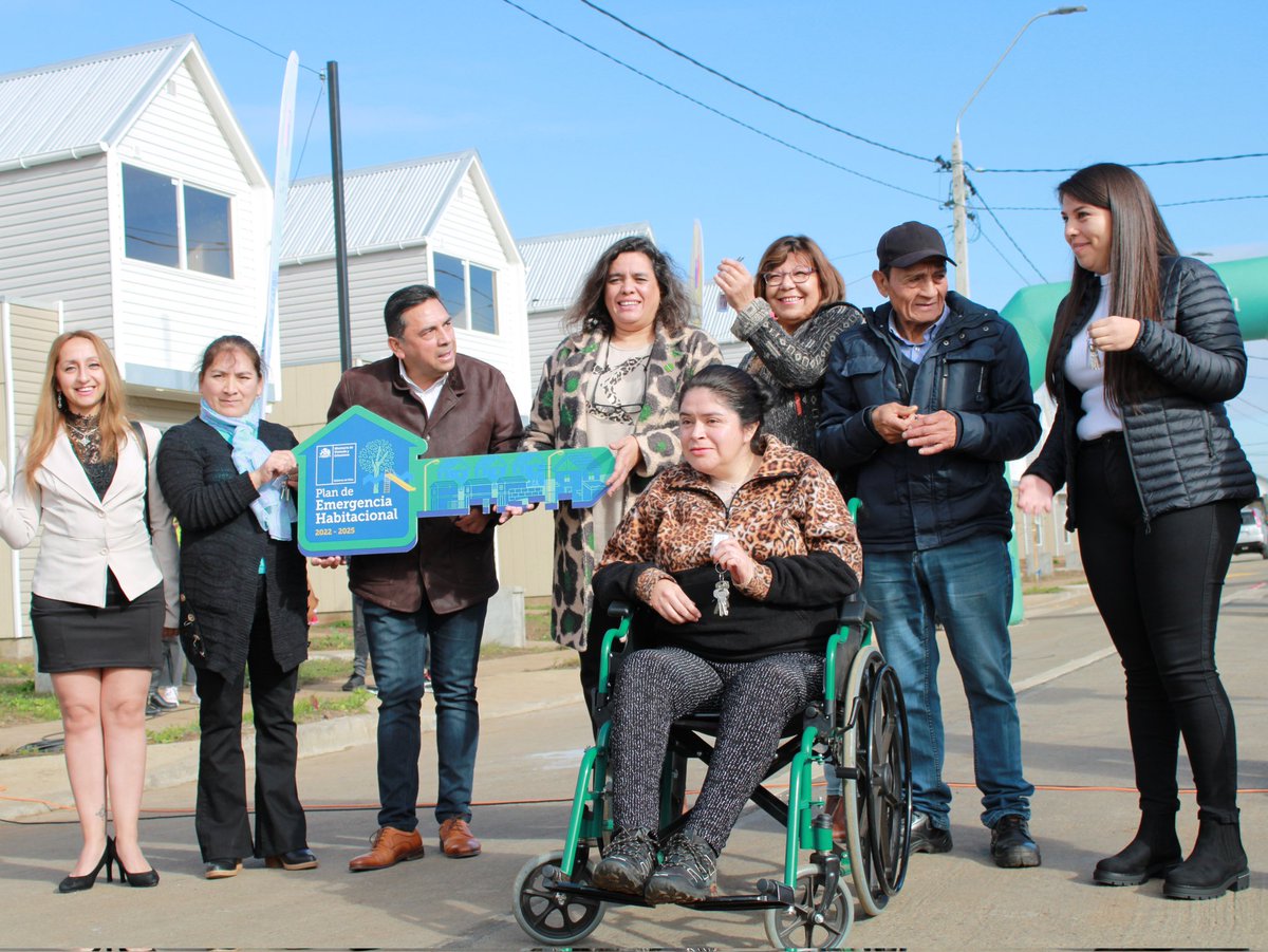 Con mucha alegría vecinas y vecinos de #NuevaImperial recibieron las llaves de su nuevo hogar 🏘. Autoridades del municipio de <a href="/NuevaImperial/">NuevaImperial</a>, <a href="/SeGeGobAraucana/">Vocería Araucanía</a>, <a href="/ServiuAraucania/">SERVIU ARAUCANIA</a> y #Subdere, participaron en la inauguración del conjunto habitacional que benefició a 160 familias 🇨🇱.