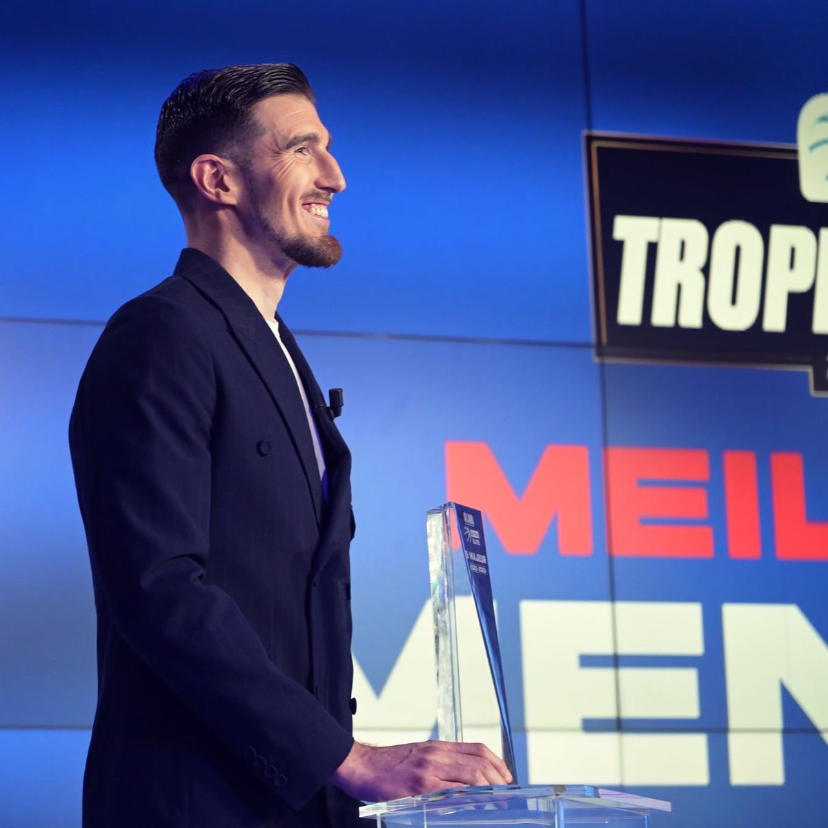 NandoDeColo's tweet photo. Merci 🤝 @LNBofficiel @LDLCASVEL 
#BetclicÉlite #TrophéesLNB #CinqMajeur 
Muchas gracias @Vereete 😘 https://t.co/8eEPhY5f5u