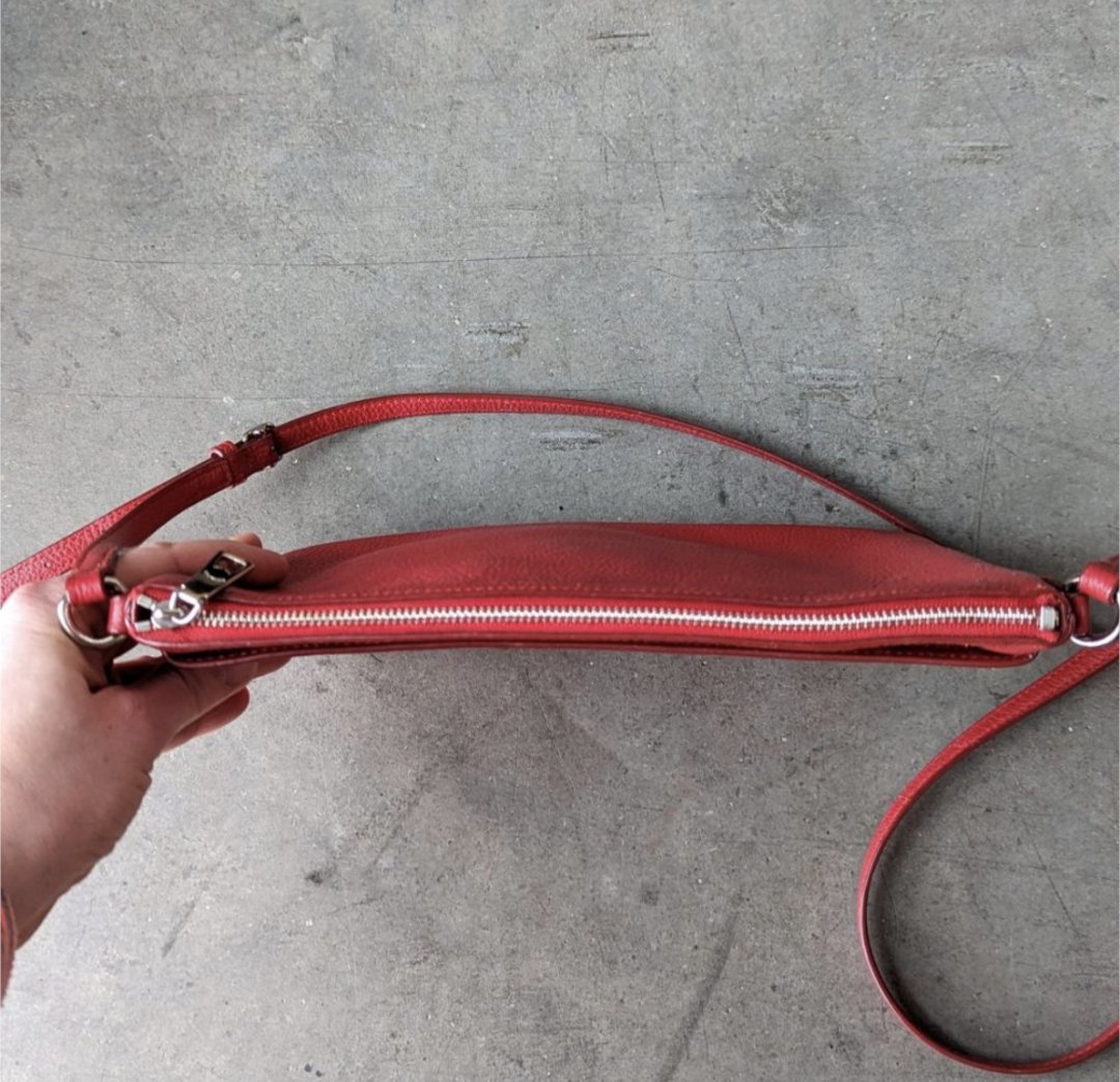 stephxRED's tweet photo. The other maddening thing with the case is that it was completely bogus, claiming the zipper was broken. You can see in my listing that the zipper is both completely zipped and unzipped in the photos, showing that the zipper is in working order. @poshmarkapp

5/10 https://t.co/L7Hy2KGmTg
