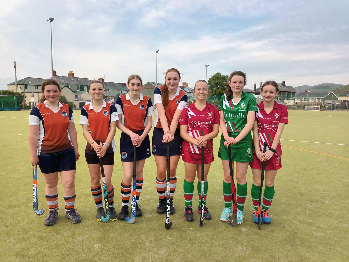 Llongyfarchiadau i merched Dysynni ar gael eu dewis i gynrychioli tîm Dan 13 merched Gogledd Cymru mewn twrnament yn Nottingham ym Mis Gorffennaf🏑 Da chi wedi gwneud yn wych ac yn llawn haeddu cael eich dewis🤩👏🏻 <a href="/YsgolUwchTywyn/">Ysgol Uwchradd Tywyn</a>