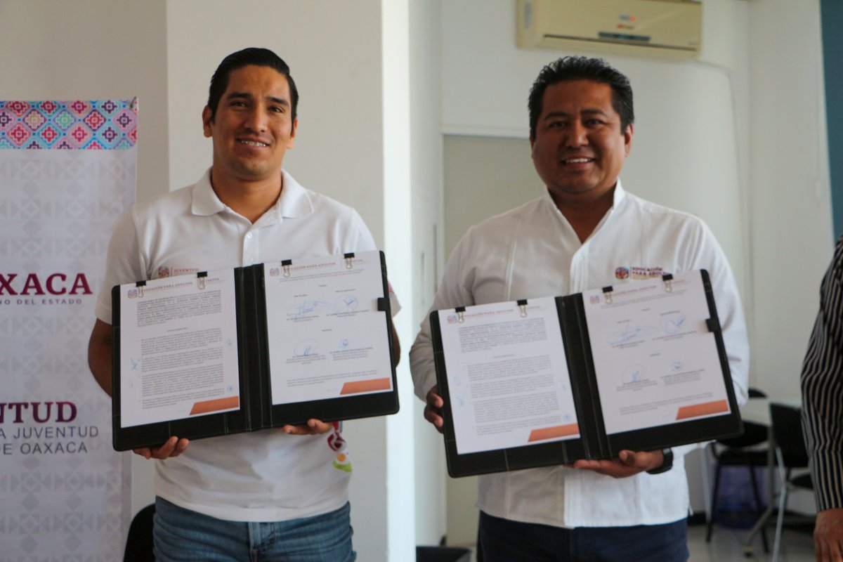Con el propósito de establecer las bases y los mecanismos de acción conjunta entre el #IEEAOaxaca y el <a href="/Injeo_GobOax/">Instituto de la Juventud del Estado de Oaxaca</a>, nuestro titular Rey Magaña García y el director del Instituto de la Juventud, Rodrigo Vásquez Vásquez , firmaron un convenio de colaboración.