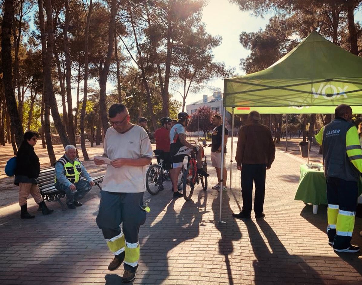 VOX_Pinto1's tweet photo. Hoy encuentro con vecinos en el Parque Municipal Nicolás Fúster.
Agradecidos y honrados por la acogida y el apoyo que estamos recibiendo de cara al 28 de Mayo.
Un honor serviros, un orgullo representaros. #Seguimos 💪🏻
🟢 #CuidaLoTuyo #CuidaPinto ⏳ https://t.co/2p0NI1JL4N