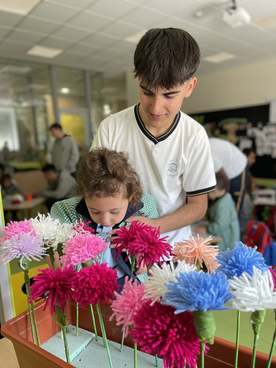 SILoyolaAH's tweet photo. ¡Nos preparamos para la procesión de la Virgen María haciéndole flores con nuestros compañeros de Educación Secundaria! 🌸🌷💐🌺🌹🌼
#Jesuitas #compasivos #competentes #aprendemos #conscientes #AlcaládeHenares #educativo #secundaria #pastoral #infantil #MesDeMayo #mesdemaria https://t.co/sS44l0Qe7B