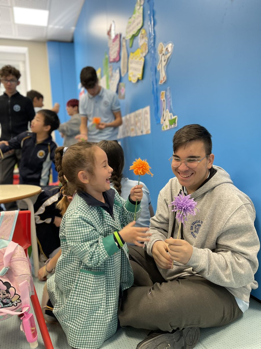 SILoyolaAH's tweet photo. ¡Nos preparamos para la procesión de la Virgen María haciéndole flores con nuestros compañeros de Educación Secundaria! 🌸🌷💐🌺🌹🌼
#Jesuitas #compasivos #competentes #aprendemos #conscientes #AlcaládeHenares #educativo #secundaria #pastoral #infantil #MesDeMayo #mesdemaria https://t.co/sS44l0Qe7B