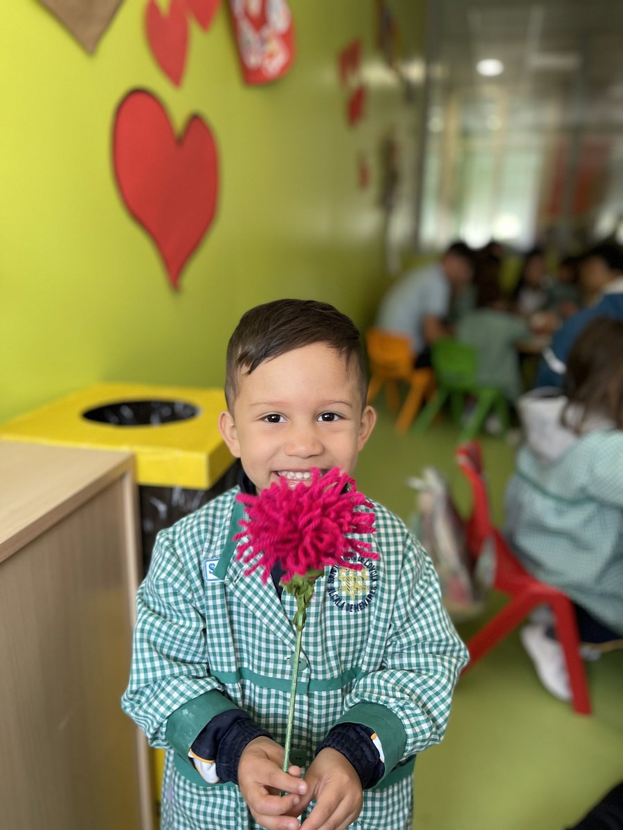 SILoyolaAH's tweet photo. ¡Nos preparamos para la procesión de la Virgen María haciéndole flores con nuestros compañeros de Educación Secundaria! 🌸🌷💐🌺🌹🌼
#Jesuitas #compasivos #competentes #aprendemos #conscientes #AlcaládeHenares #educativo #secundaria #pastoral #infantil #MesDeMayo #mesdemaria https://t.co/sS44l0Qe7B