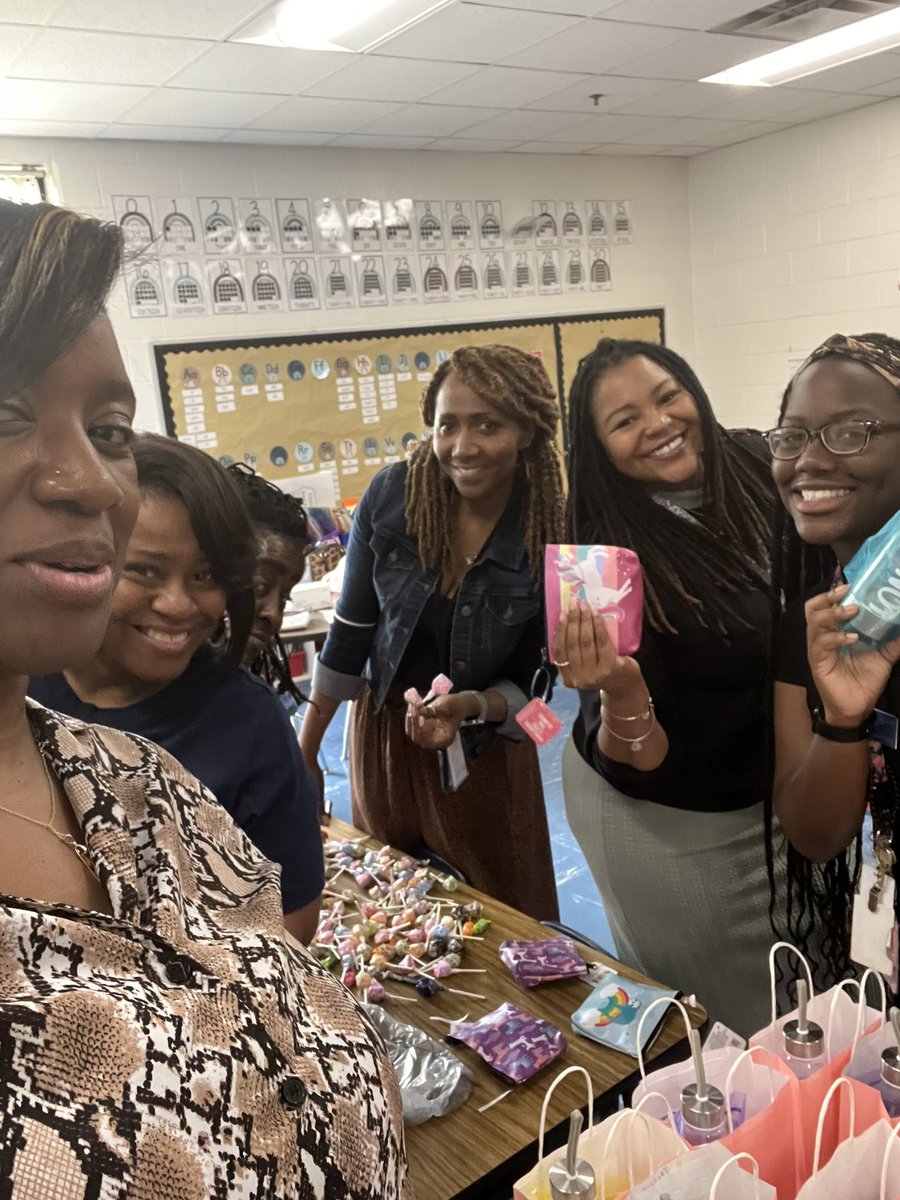OAK_HCS's tweet image. YLD Mentee prep… it’s a celebration. @ThompsonKambria @AdriennePr68661 @CounselorBeeBee @BrownChelsey_ @DDoakland1 #barker #harewood #tbrown