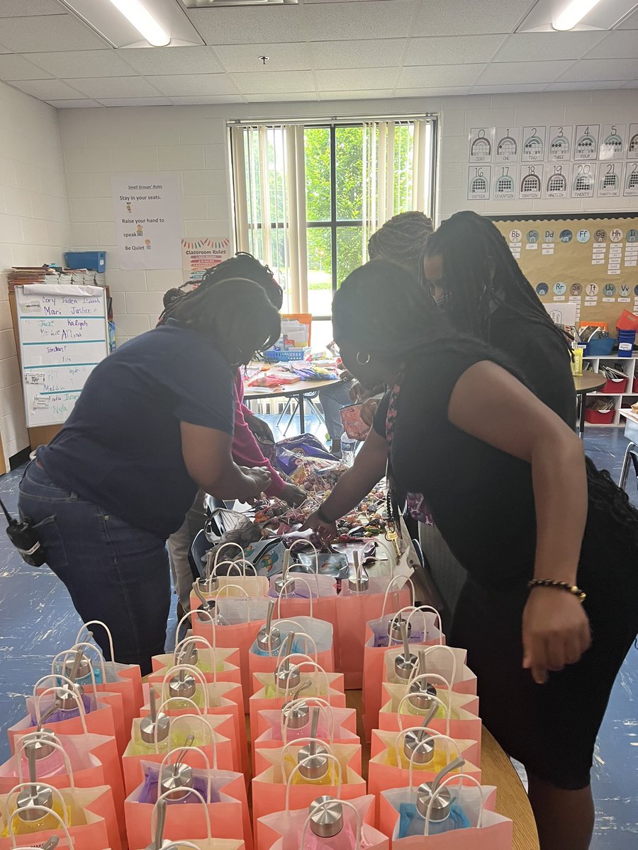 OAK_HCS's tweet image. YLD Mentee prep… it’s a celebration. @ThompsonKambria @AdriennePr68661 @CounselorBeeBee @BrownChelsey_ @DDoakland1 #barker #harewood #tbrown