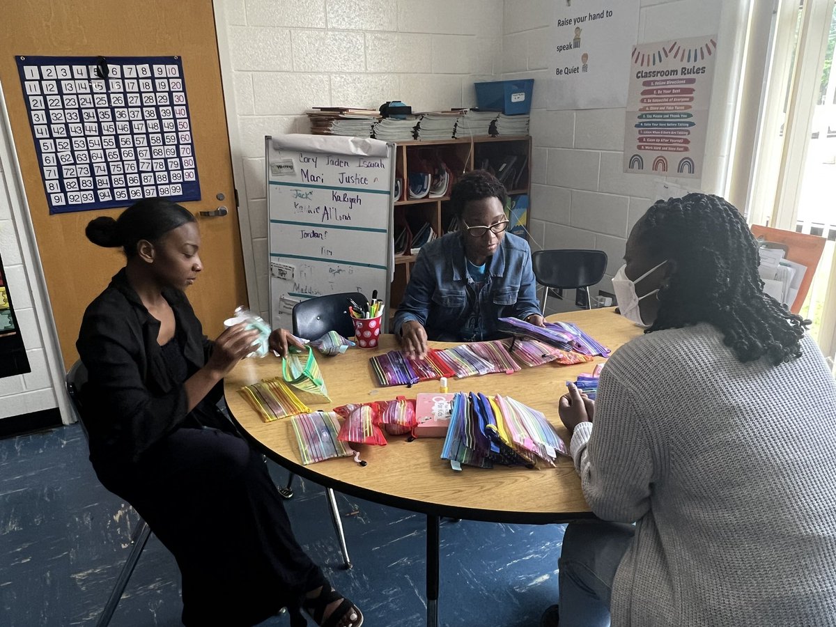 OAK_HCS's tweet image. YLD Mentee prep… it’s a celebration. @ThompsonKambria @AdriennePr68661 @CounselorBeeBee @BrownChelsey_ @DDoakland1 #barker #harewood #tbrown