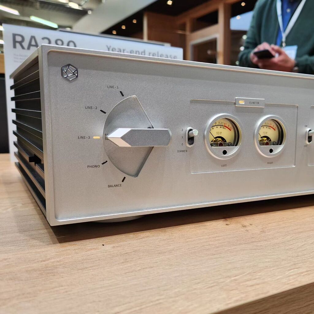 Hifi Rose is planning a second cyberp unk amp next to the RA180. More dials and knows!
.
.
.
#hifi #amp #audio #highendmunich2023 #audio more on <a href="/hifi/">Reese</a>.nl