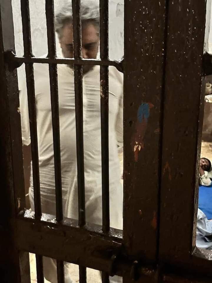 imtiazchandyo's tweet photo. @BBhuttoZardari any shame on such treatment with a political workers in Sindh as you claiming yourself “champion of human rights and democracy”. Today I believe, BB will feel ashamed on your silence and conduct. Whatever you do today just bcz of ministry tomorrow the third force will make you footbal too. Get ready. You disappointed