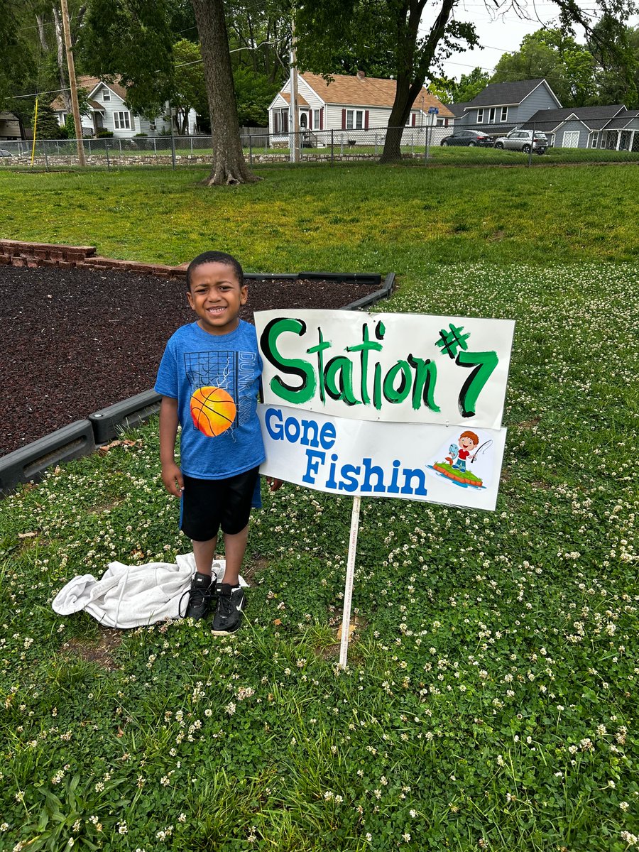 HPEwithMissB's tweet photo. "Down on the Farm" Field Day was a great success! The biggest hits were the "Scoop the Poop" and "Gone Fishin" Station. We also had some feathered friends stop by too😁 #physed @roepanther https://t.co/08xYuVHIDb
