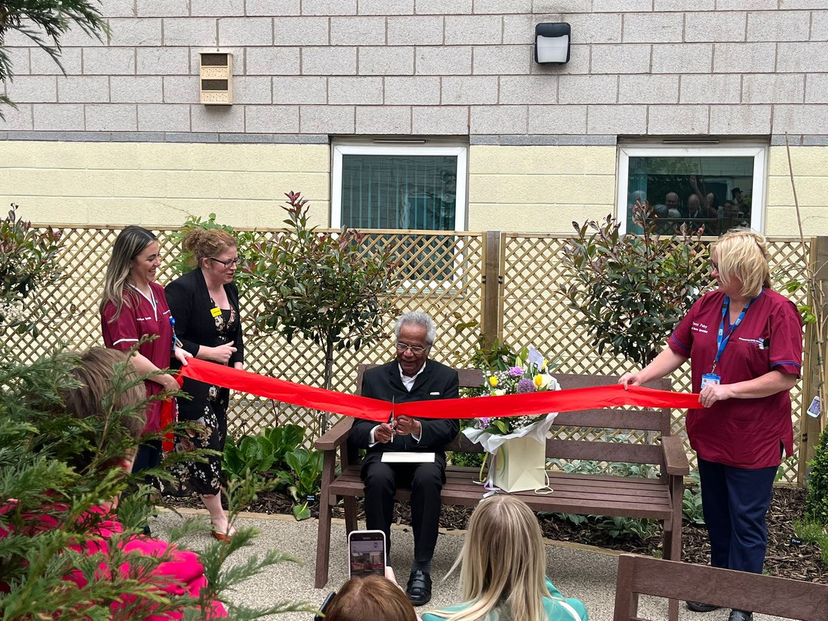 Acronin17's tweet photo. Dementia Action Week @LivHospitals marked with the opening of The Frances Centre- a purpose built space to support cognitive stimulation/ distraction &amp; reminiscence therapy and promote meaningful interactions for inpatients with Delirium &amp; Dementia.Made possible by sig. donation https://t.co/SjluPOjVzf