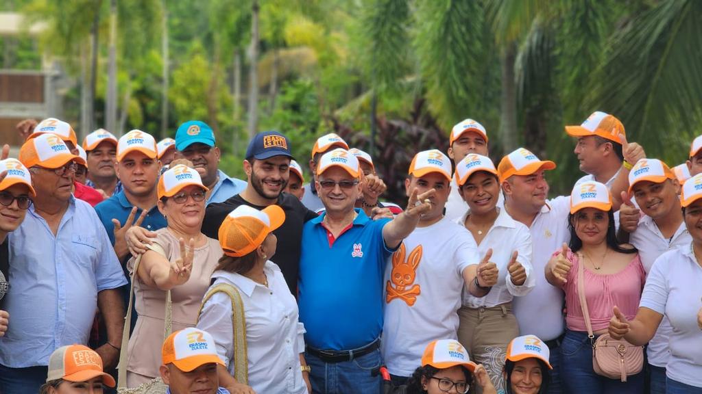 #cosasdemitierra.  Hoy Ciénaga de oro Córdoba compartiendo con nuestros candidatos de coalición a gobernador <a href="/ErasmoZB/">Erasmo Zuleta Bechara</a> y alcalde #AlejandroMejiaCastaño . <a href="/Lilianabitarc/">Liliana Bitar</a> <a href="/NicolasBarguil/">Nicolas Barguil 🏛️</a> <a href="/soyconservador/">Partido Conservador</a> .